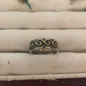 Stunning Silver and black ring